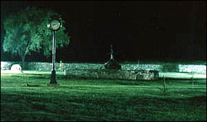 La fuente y el reloj, en el parque iluminado.