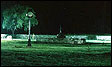 La fuente y el reloj, en el parque iluminado.