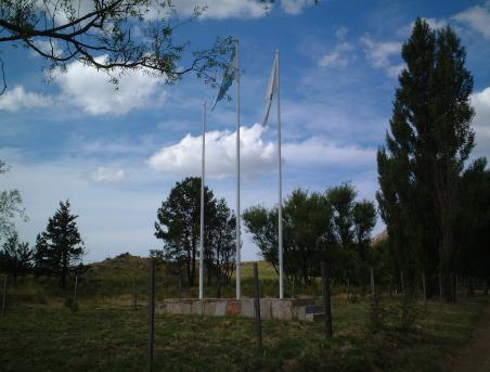 Mstiles a la entrada del campo, para la bandera Argentina, la de San Luis y la de Rama.