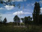 Mstiles a la entrada del campo, para la bandera Argentina, la de San Luis y la de Rama.