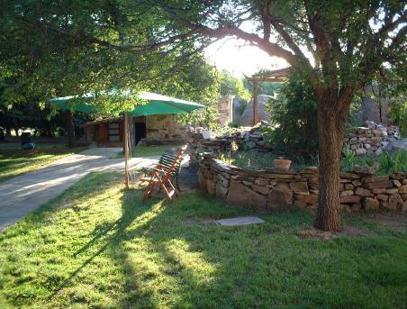 Parrilla a un costado, al frente la casa del encargado.